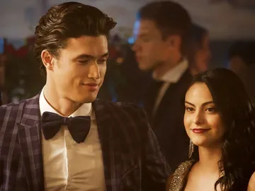 Charles Melton y Camila Mendes en 'Riverdale' Charles Melton y Camila Mendes en 'Riverdale'
