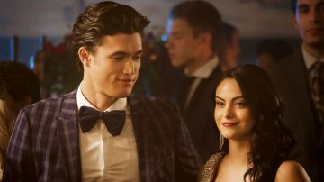 Charles Melton y Camila Mendes en 'Riverdale'