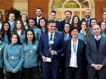 La selección sub-17 femenino visita La Moncloa