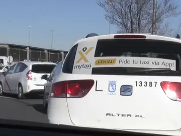 Un taxista es detenido por robar 26.000 euros tras dar el cambiazo de las tarjetas de crédito de sus clientes Un taxista es detenido por robar 26.000 euros tras dar el cambiazo de las tarjetas de crédito de sus clientes