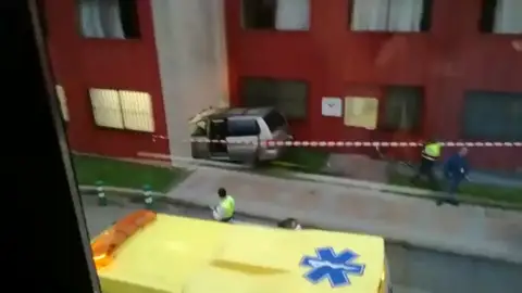 Un monovolumen se estrella contra la Facultad de Medicina en Basurto Un monovolumen se estrella contra la Facultad de Medicina en Basurto
