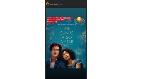 Camila Mendes apoya a Charles Melton