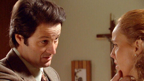 Gabriel, acosa a Natalia: "Seguiré vigilándote hasta que entres en razón"