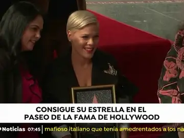 Pink recibe su estrella en el Paseo de la Fama de Hollywood Pink recibe su estrella en el Paseo de la Fama de Hollywood
