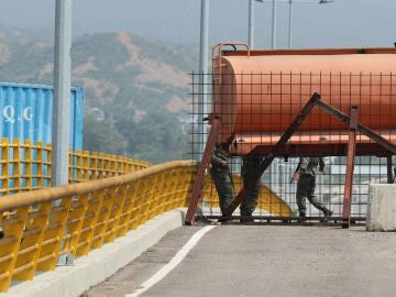 Miembros de la Guardia Nacional Bolivariana bloquean el paso este miércoles en el puente Tienditas