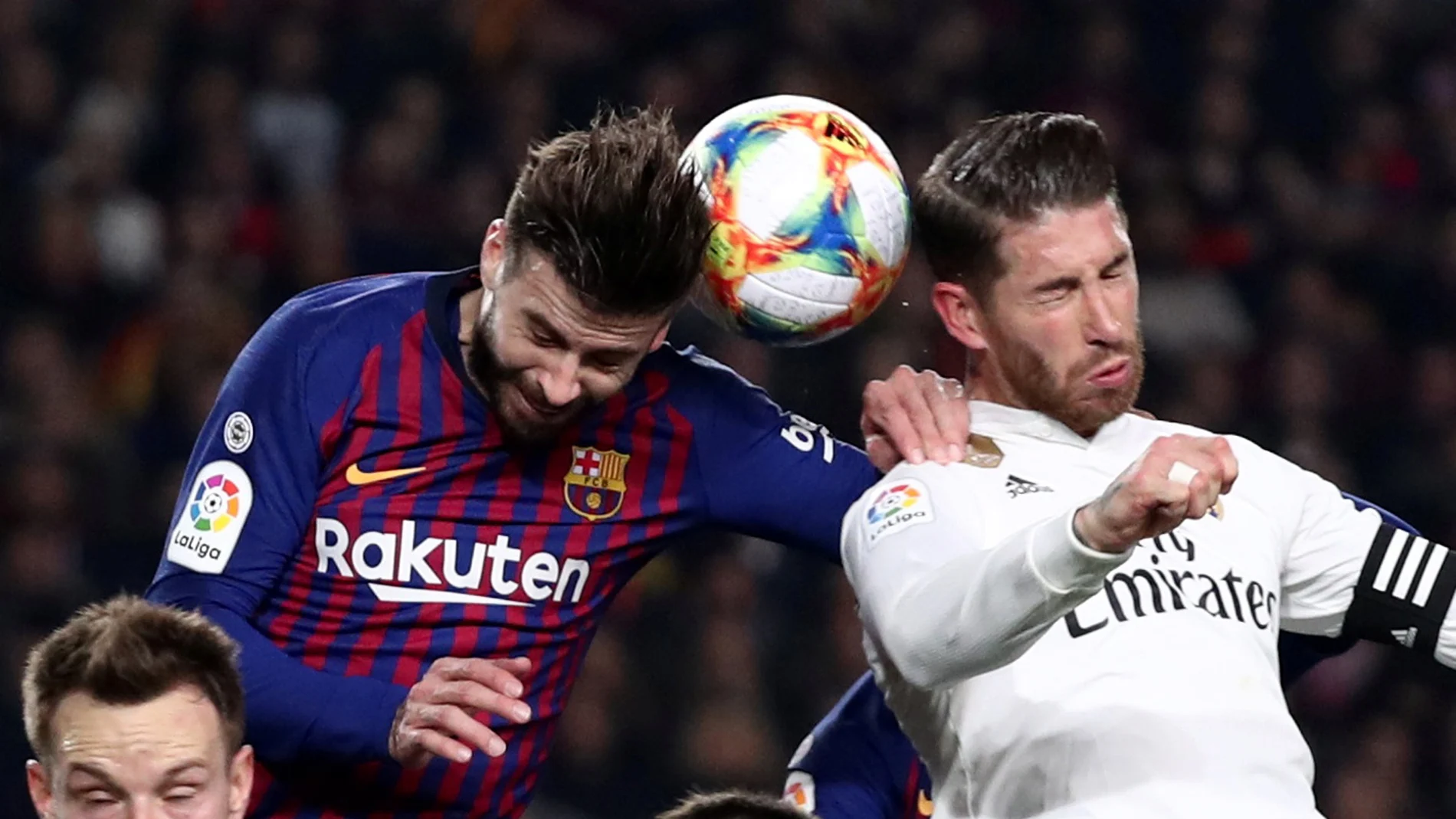 Piqué y Sergio Ramos pugnan por un balón aéreo Piqué y Sergio Ramos pugnan por un balón aéreo