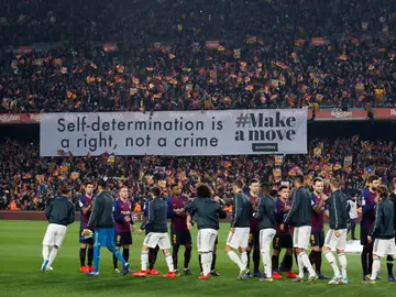 'La autodeterminación es un derecho, no un crimen', la pancarta que presidió el Clásico 'La autodeterminación es un derecho, no un crimen', la pancarta que presidió el Clásico