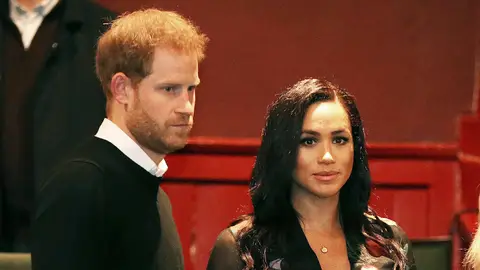 El príncipe Harry y Meghan Markle durante su visita al teatro El príncipe Harry y Meghan Markle durante su visita al teatro