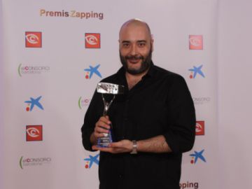 Recogiendo el premio