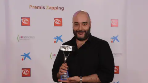 Recogiendo el premio Recogiendo el premio