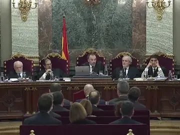El TS autoriza a los acusados lucir lazos amarillo al considerarlo "símbolo ideológico" El TS autoriza a los acusados lucir lazos amarillo al considerarlo "símbolo ideológico"
