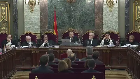 El TS autoriza a los acusados lucir lazos amarillo al considerarlo "símbolo ideológico" El TS autoriza a los acusados lucir lazos amarillo al considerarlo "símbolo ideológico"