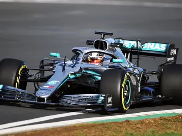 Lewis Hamilton, a los mandos del W10, el nuevo monoplaza de Mercedes Lewis Hamilton, a los mandos del W10, el nuevo monoplaza de Mercedes