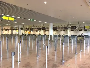 El cierre del espacio aéreo belga por la huelga general afectará a más de 400 vuelos y 50.000 pasajeros El cierre del espacio aéreo belga por la huelga general afectará a más de 400 vuelos y 50.000 pasajeros