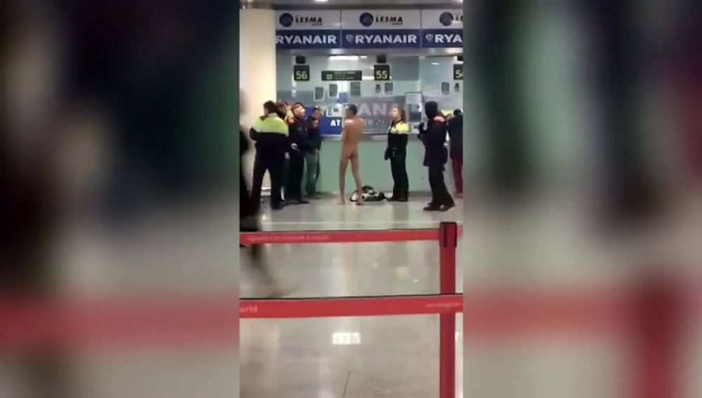 Un hombre se queda completamente desnudo frente al mostrador de Ryanair tras perder su vuelo en el Aeropuerto Barcelona-El Prat