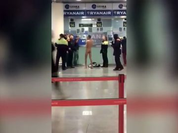 Un hombre se queda completamente desnudo frente al mostrador de Ryanair tras perder su vuelo en el Aeropuerto Barcelona-El Prat