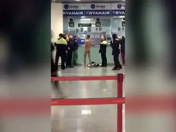 Un hombre se queda completamente desnudo frente al mostrador de Ryanair tras perder su vuelo en el Aeropuerto Barcelona-El Prat Un hombre se queda completamente desnudo frente al mostrador de Ryanair tras perder su vuelo en el Aeropuerto Barcelona-El Prat