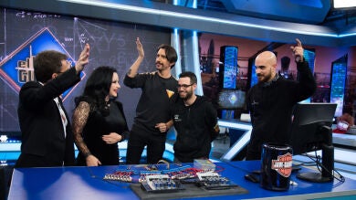 Marron trae una orquesta musical hecha con calculadoras a 'El Hormiguero 3.0'