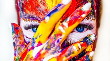 Cara pintada de colores