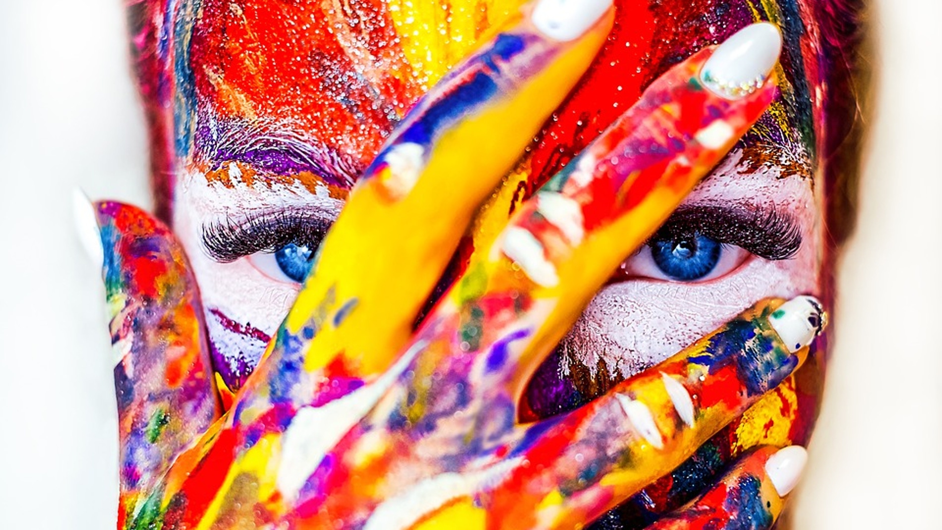 Cara pintada de colores