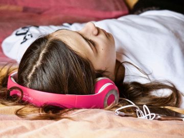 Una chica escuchando música (Archivo)