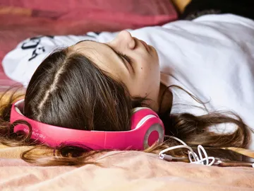 Una chica escuchando música (Archivo) Una chica escuchando música (Archivo)