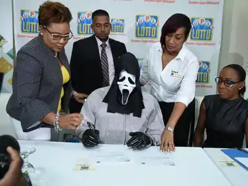 El ganador firmando su cheque El ganador firmando su cheque
