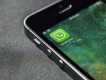 Aplicación de WhatsApp en un teléfono móvil