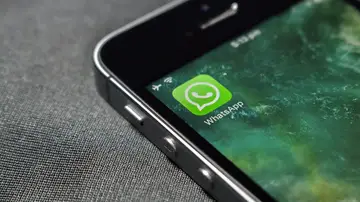 Aplicación de WhatsApp en un teléfono móvil