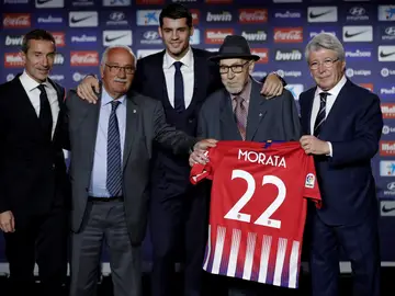 Manuel Briñas, con sombrero, durante la presentación de Morata en el Atlético Manuel Briñas, con sombrero, durante la presentación de Morata en el Atlético