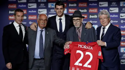 Manuel Briñas, con sombrero, durante la presentación de Morata en el Atlético Manuel Briñas, con sombrero, durante la presentación de Morata en el Atlético