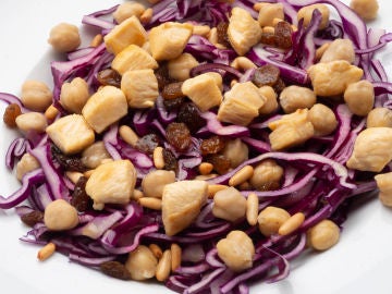 Ensalada de lombarda, garbanzos y pollo