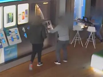 Roban dos teléfonos de alta gama de un expositor Roban dos teléfonos de alta gama de un expositor