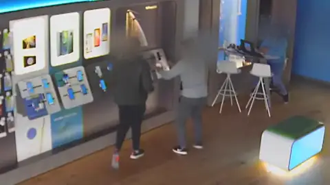 Roban dos teléfonos de alta gama de un expositor Roban dos teléfonos de alta gama de un expositor