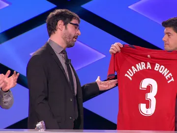 El especial regalo de Manu, de 'Los Lobos', a Juanra Bonet El especial regalo de Manu, de 'Los Lobos', a Juanra Bonet