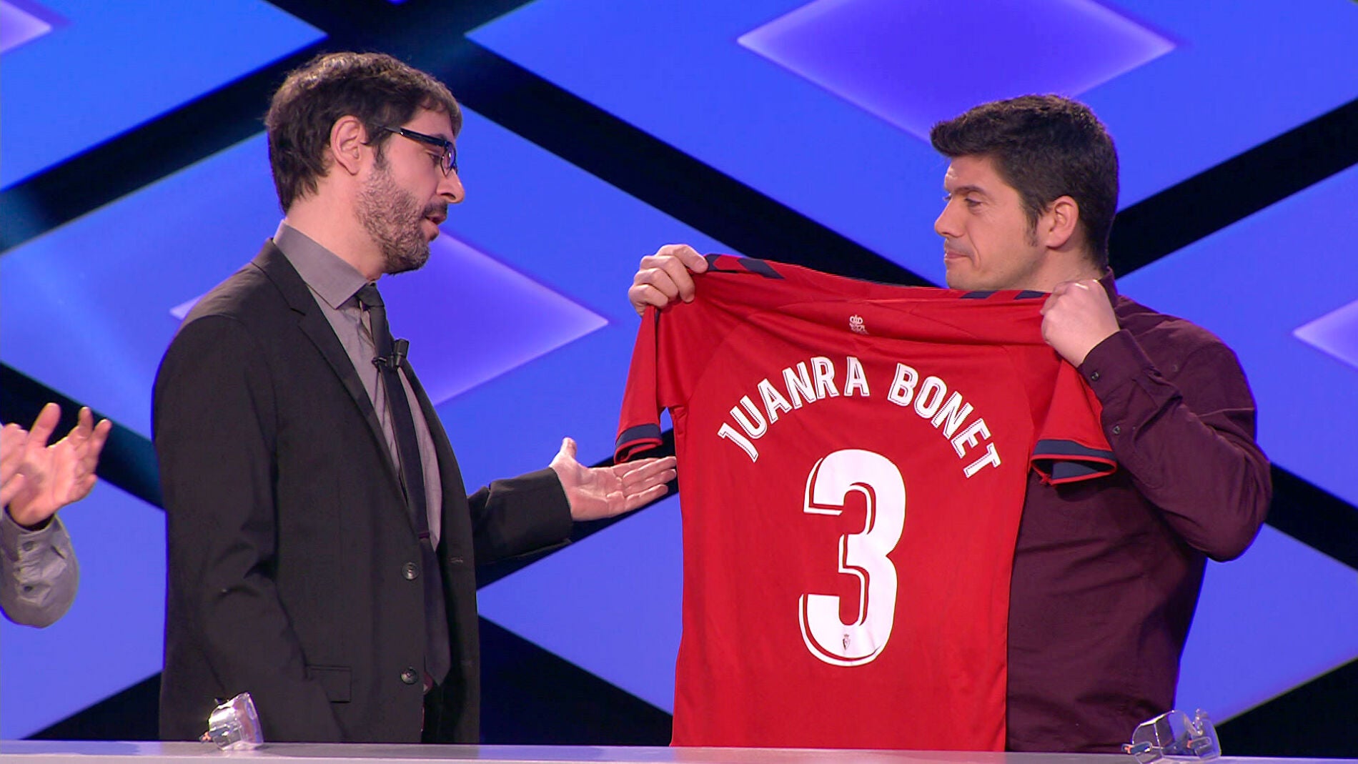 El especial regalo de Manu, de 'Los Lobos', a Juanra Bonet 