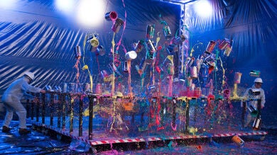 Marron provoca una impresionante lluvia de botes de pintura voladora en 'El Hormiguero 3.0'