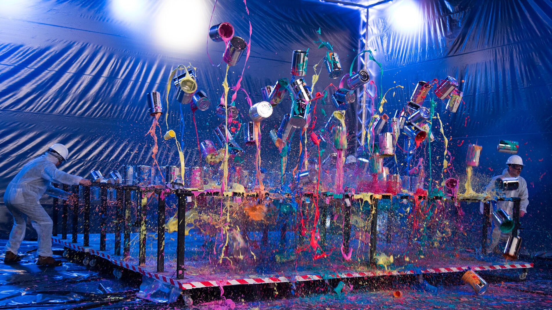 Marron provoca una impresionante lluvia de botes de pintura voladora en 'El Hormiguero 3.0'