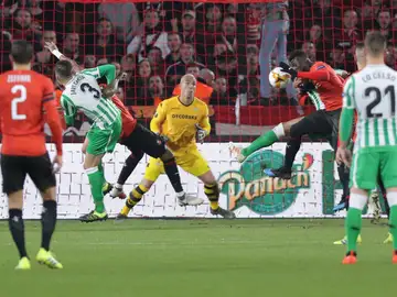 M'Baye Niang remata de cabeza ante al defensa del Betis M'Baye Niang remata de cabeza ante al defensa del Betis
