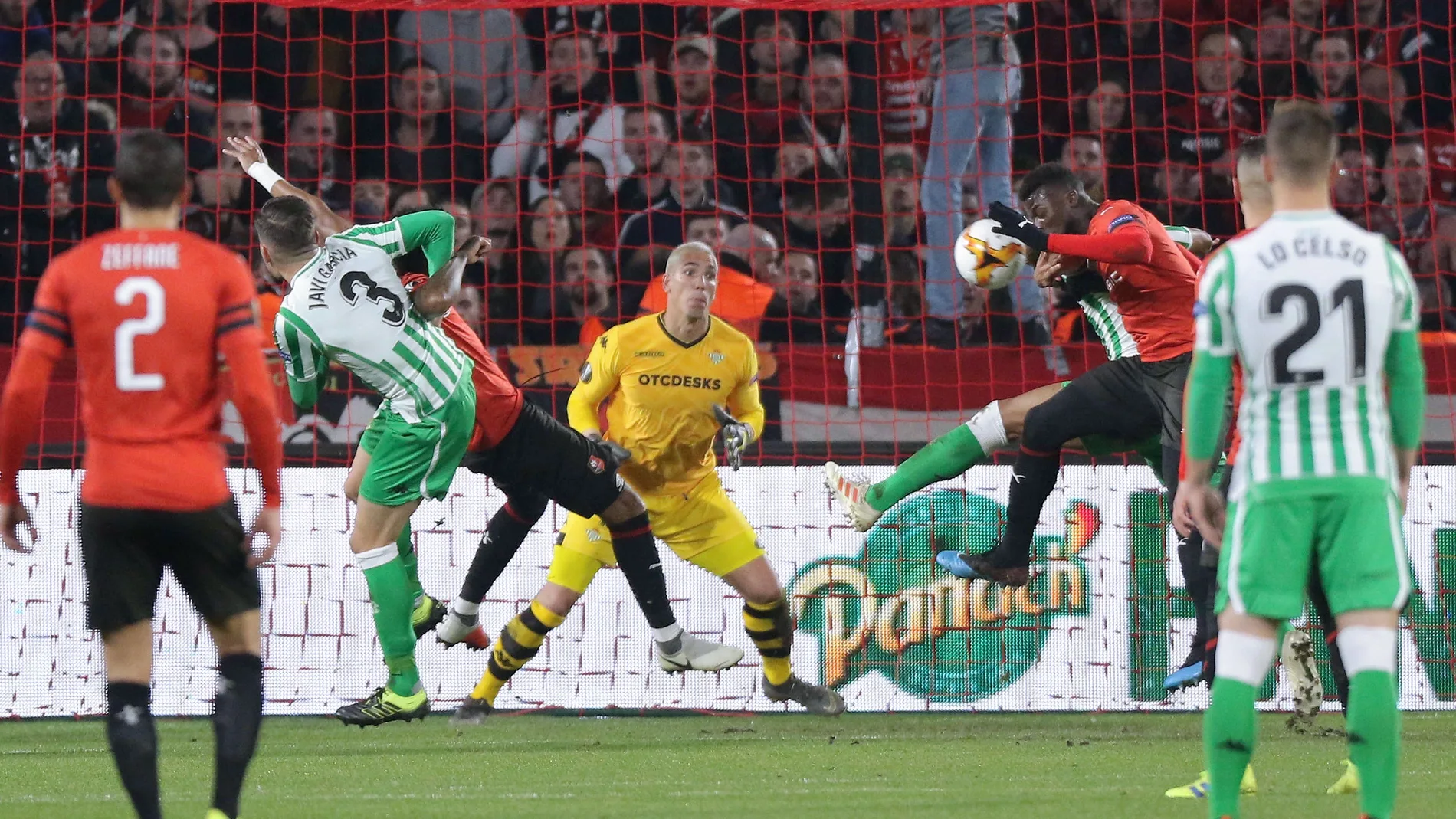 M'Baye Niang remata de cabeza ante al defensa del Betis M'Baye Niang remata de cabeza ante al defensa del Betis