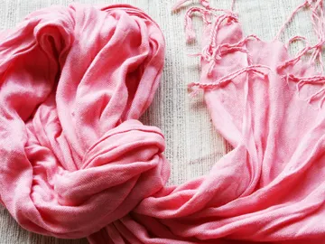 Una pashmina anudada Una pashmina anudada