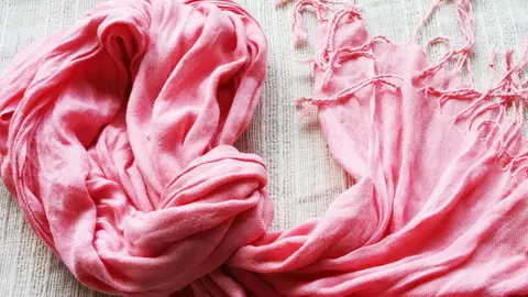 Una pashmina anudada Una pashmina anudada