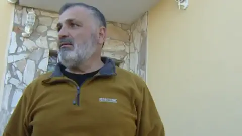 Un policía se enfrenta a 20 años de cárcel por defenderse de cinco asaltantes armados que entraron violentamente en su casa Un policía se enfrenta a 20 años de cárcel por defenderse de cinco asaltantes armados que entraron violentamente en su casa