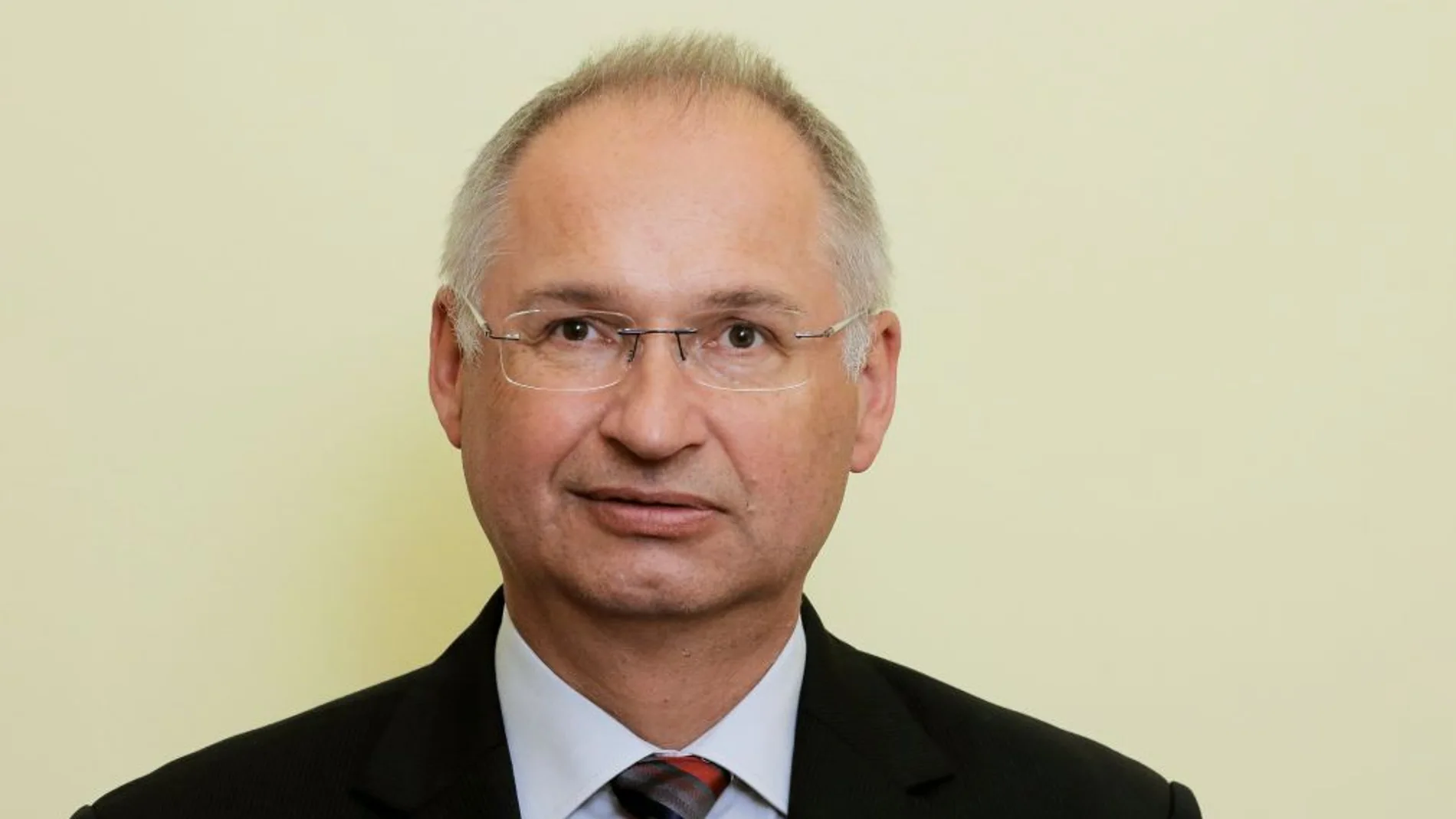 Dimite un diputado esloveno tras contar en Parlamento que robó un bocadillo Dimite un diputado esloveno tras contar en Parlamento que robó un bocadillo