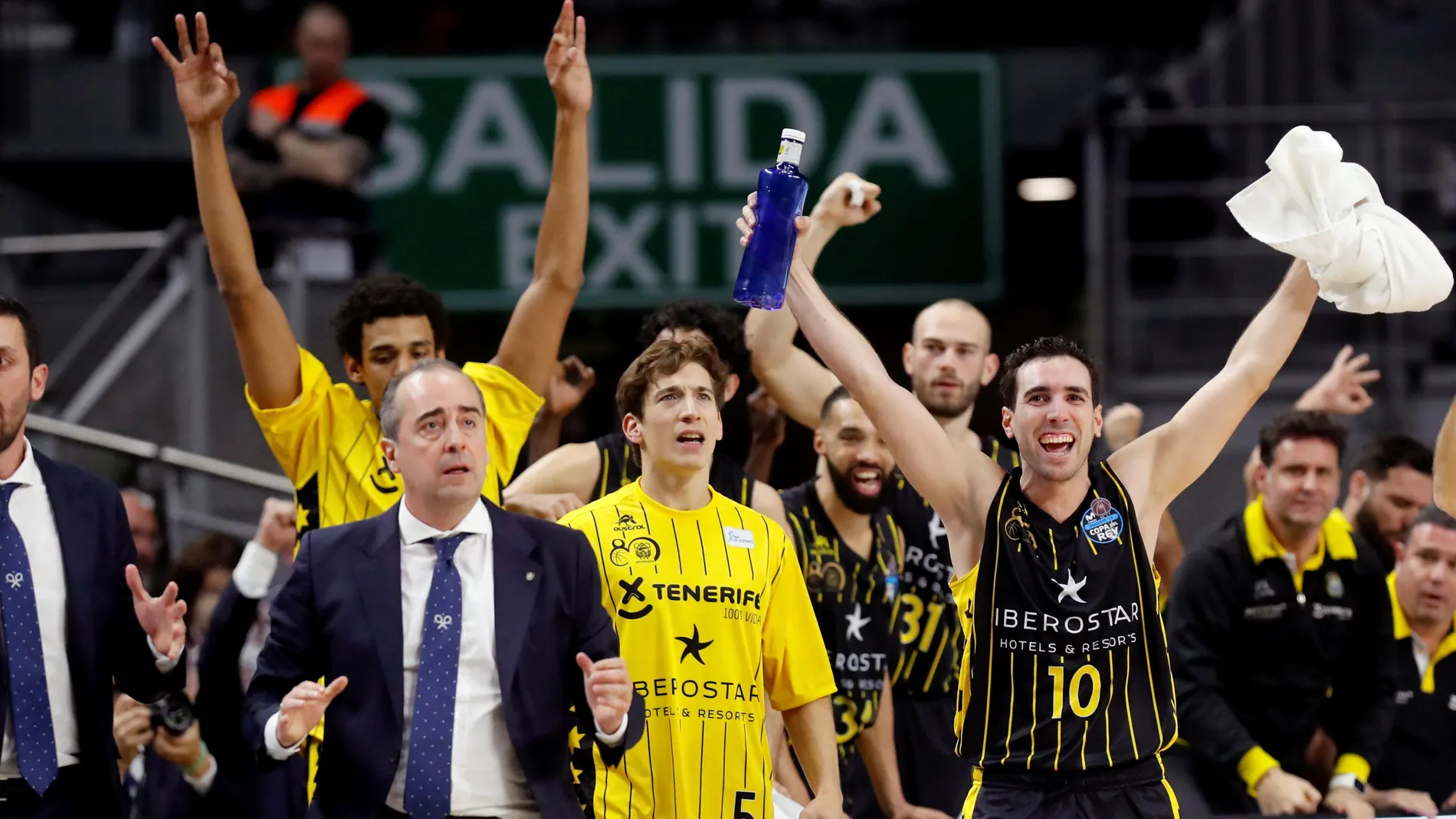 Los jugadores del Iberostar Tenerife celebran la victoria ante Unicaja Los jugadores del Iberostar Tenerife celebran la victoria ante Unicaja