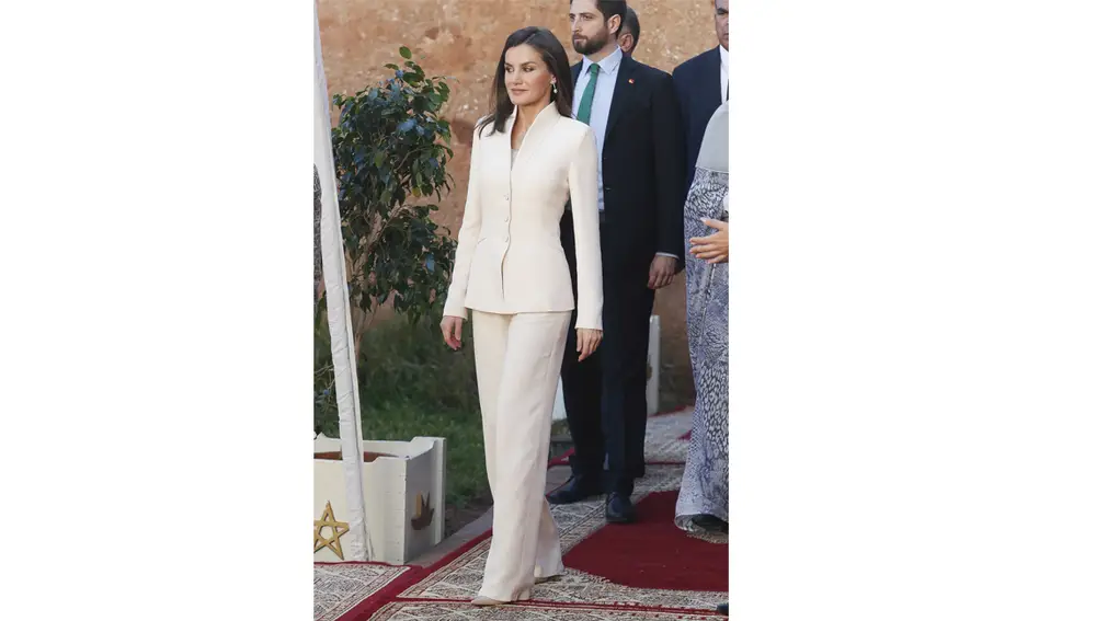 La reina Letizia vuelve a ponerse su icónico traje blanco de Armani 