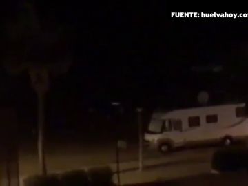 Un helic&oacute;ptero de la Guardia Civil persigue a un barco narcotraficante cargado de hach&iacute;s en Punta Umbr&iacute;a