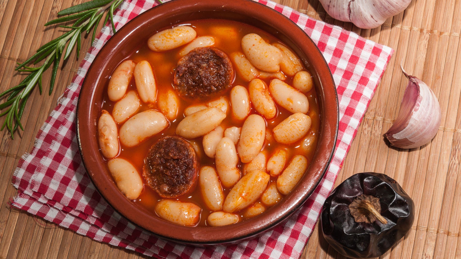 Un plato de alubias con chorizo