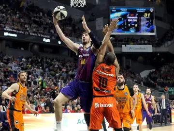 Ante Tomic anota ante la defensa del Valencia Basket Ante Tomic anota ante la defensa del Valencia Basket