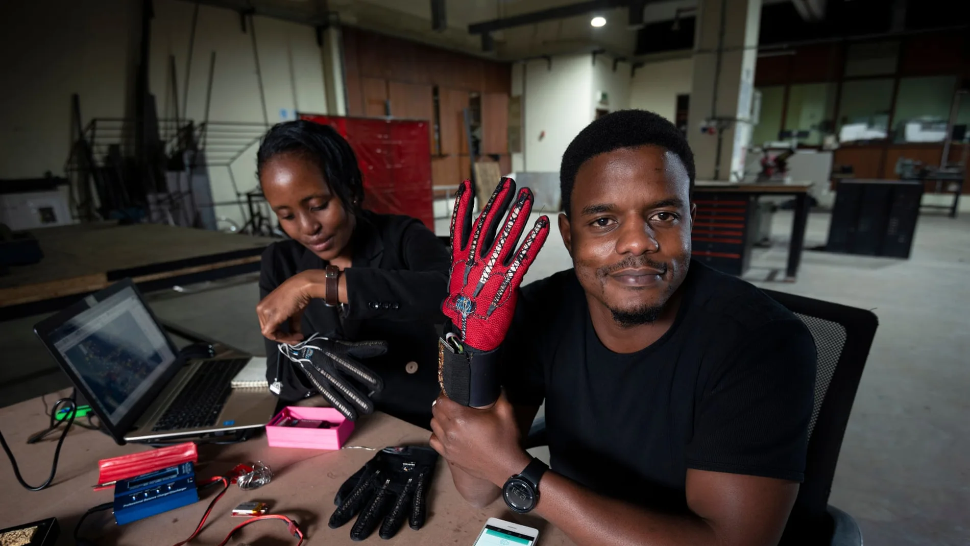 Roy Allen con sus guantes Roy Allen con sus guantes